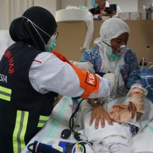 Ilustrasi jemaah haji mendapatkan perawatan medis