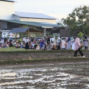 Keluarga lihat pesawat jemaah haji lepas landas1