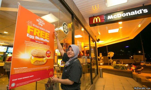 Logo halal di gerai McDonalds Malaysia