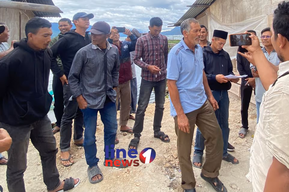 Nelayan cangkul Danau Laut Tawar
