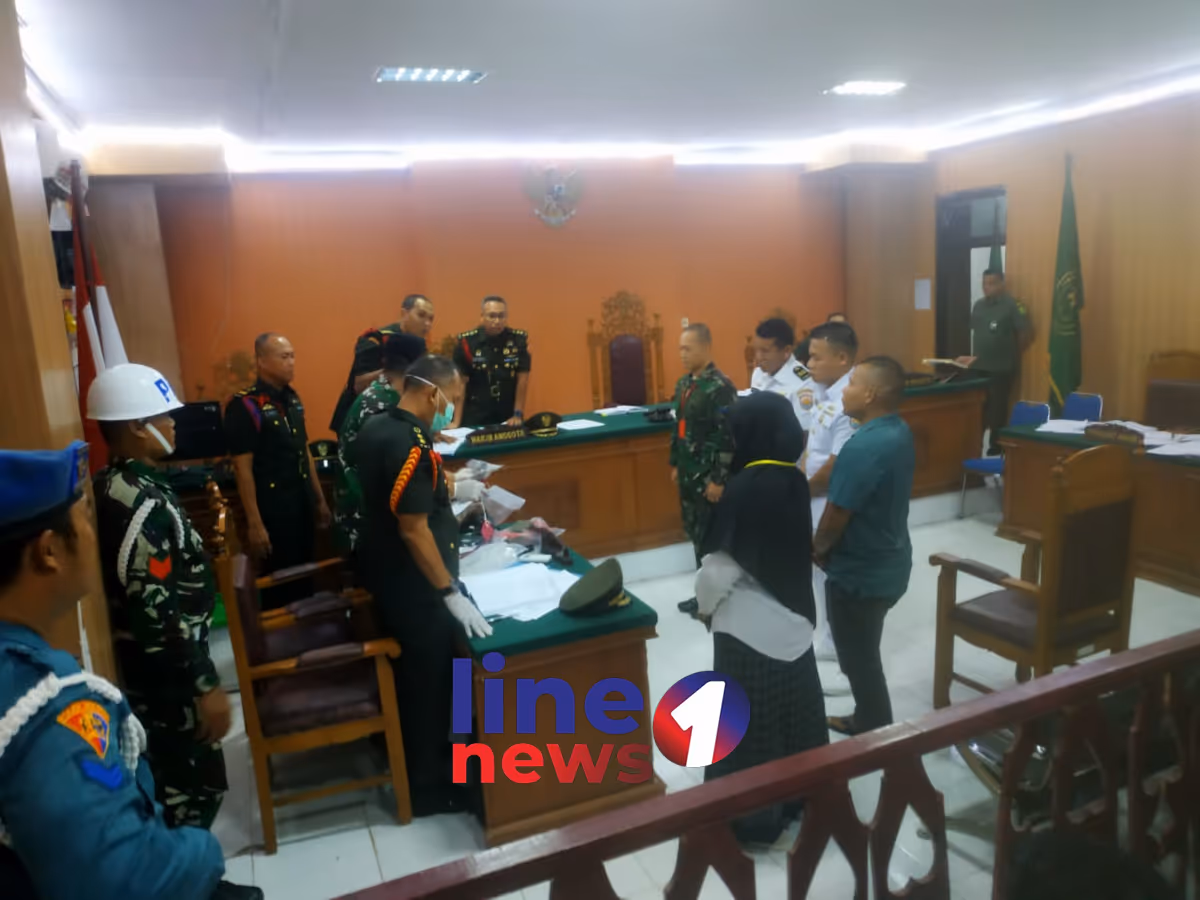 Pengecekan barang bukti di ruangan sidang
