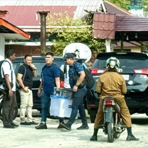 Penyidik Polda Aceh di Kantor Pos Tapaktuan