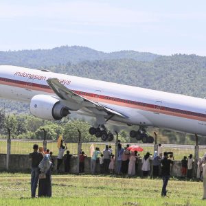 Pesawat Garuda Indonesia membawa jemaah kloter 12