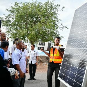 Wali Kota Illiza lampu tenaga surya di Ulee Lheu