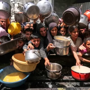 Warga Palestina di dapur umum