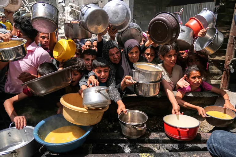 Warga Palestina di dapur umum