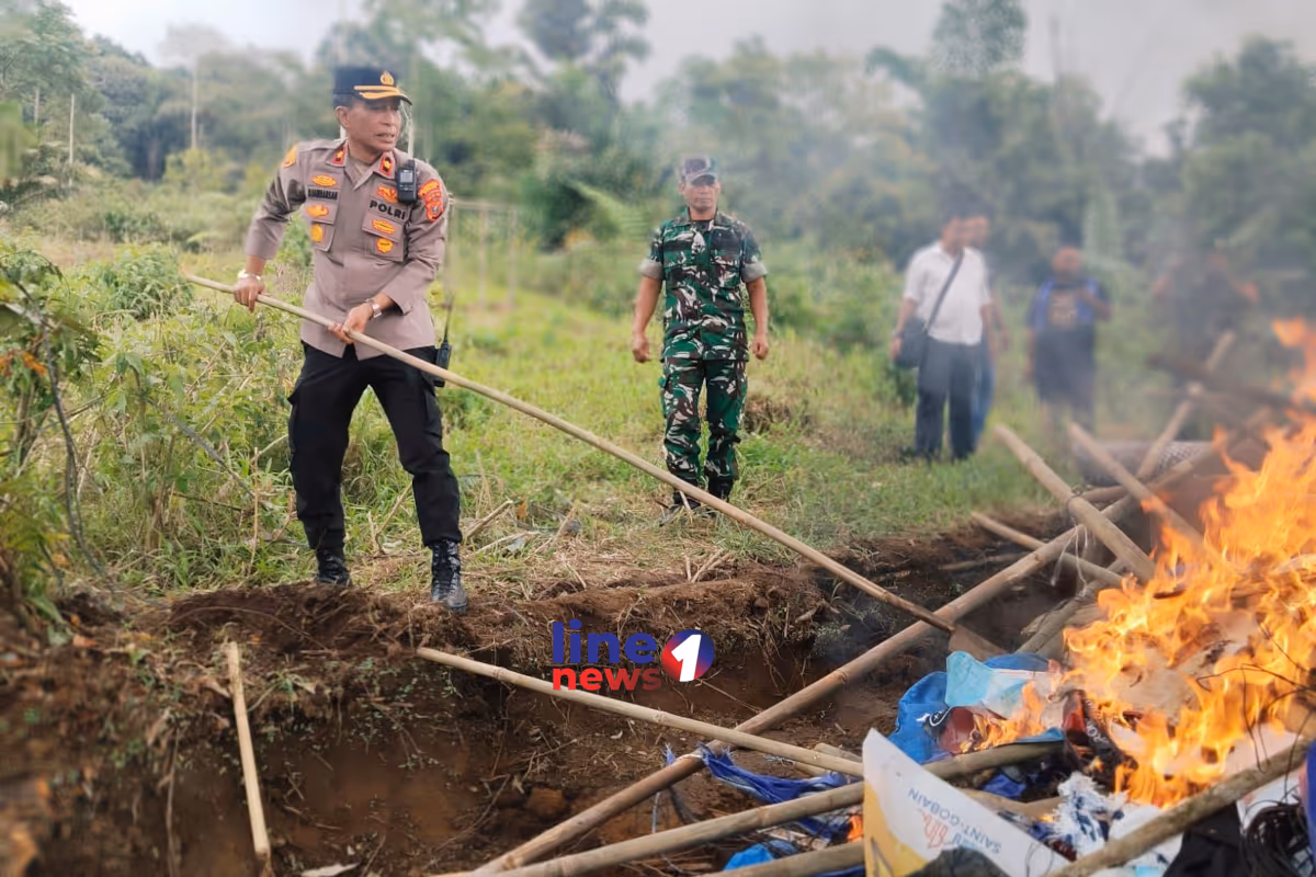 pembakaran lapak judi dan narkoba (4)