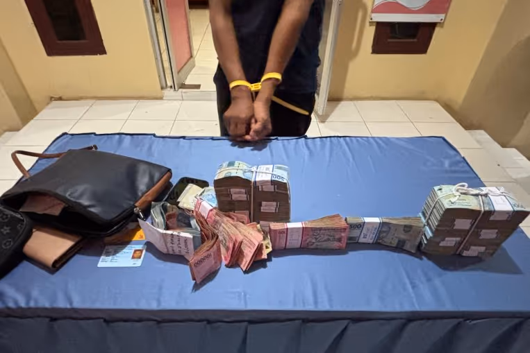 Barang bukti dana RSUD Meuraxa yang digelapkan AA