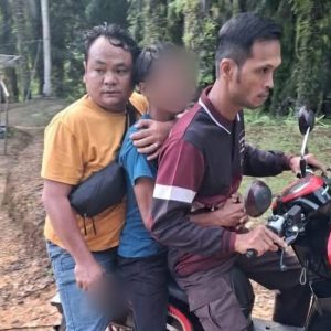 ES, tersangka pembunuhan NA dibawa petugas setelah ditangkap di rumah orang tuanya