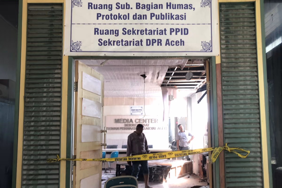 Garis polisi terpasang di ruang Media Center DPRA