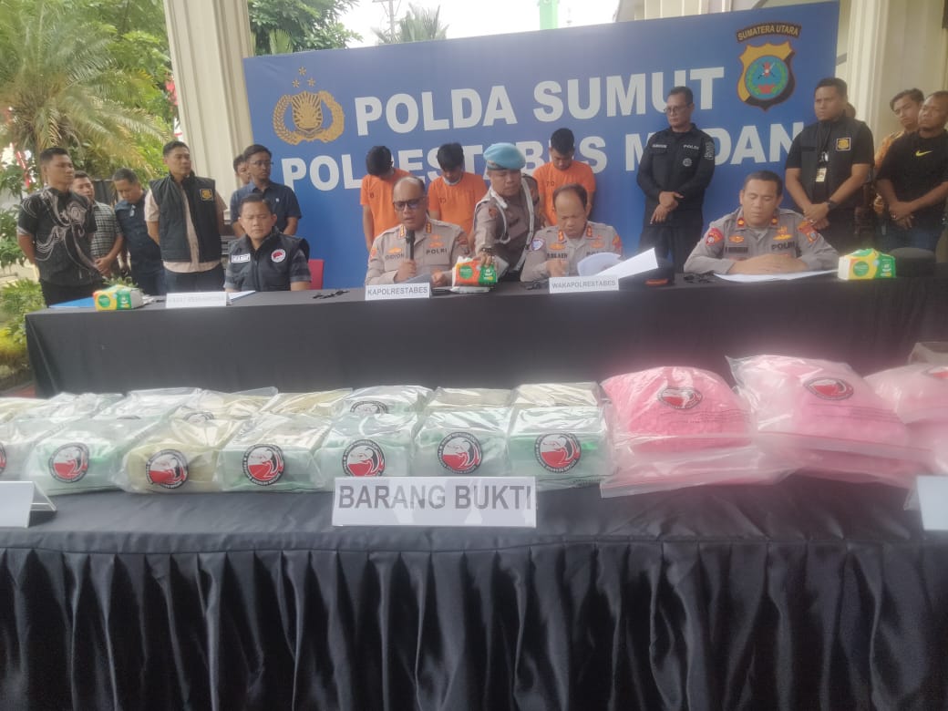 Kapolrestabes Medan Kombes Pol Gidion Arif Setyawan memaparkan pengungkapan kasus narkoba jaringan internasional Malaysia, Jumat (27/6/2025). Foto: Line1.News/Khairunnas