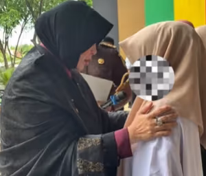 Illiza menyemangati seorang terpidana perempuan yang akan menerima hukuman cambuk