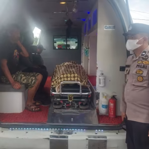 Jasad korban dievakuasi dengan ambulans