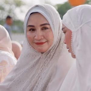 Kak Na bersama Illiza Salat Id di MRB Banda Aceh