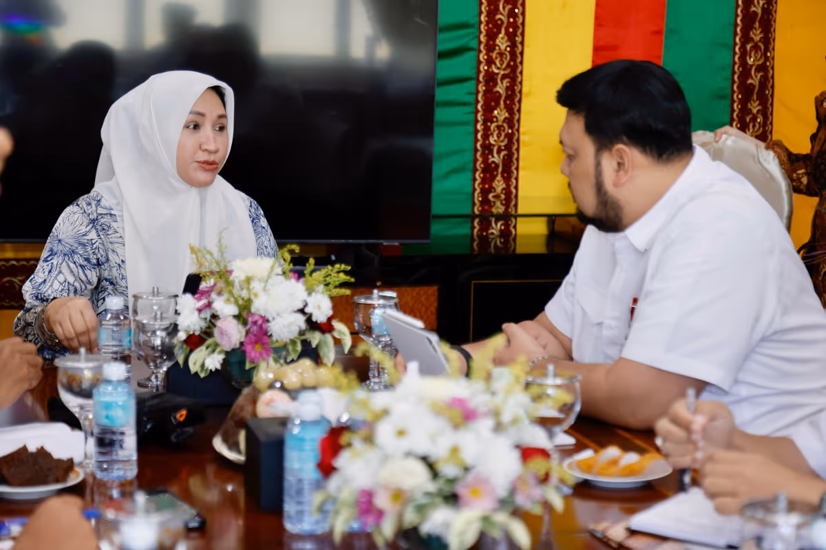 Kak Na memimpin rapat program rumah bantuan tidak layak huni