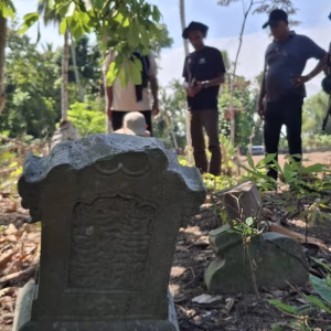Makam tokoh asal Persia