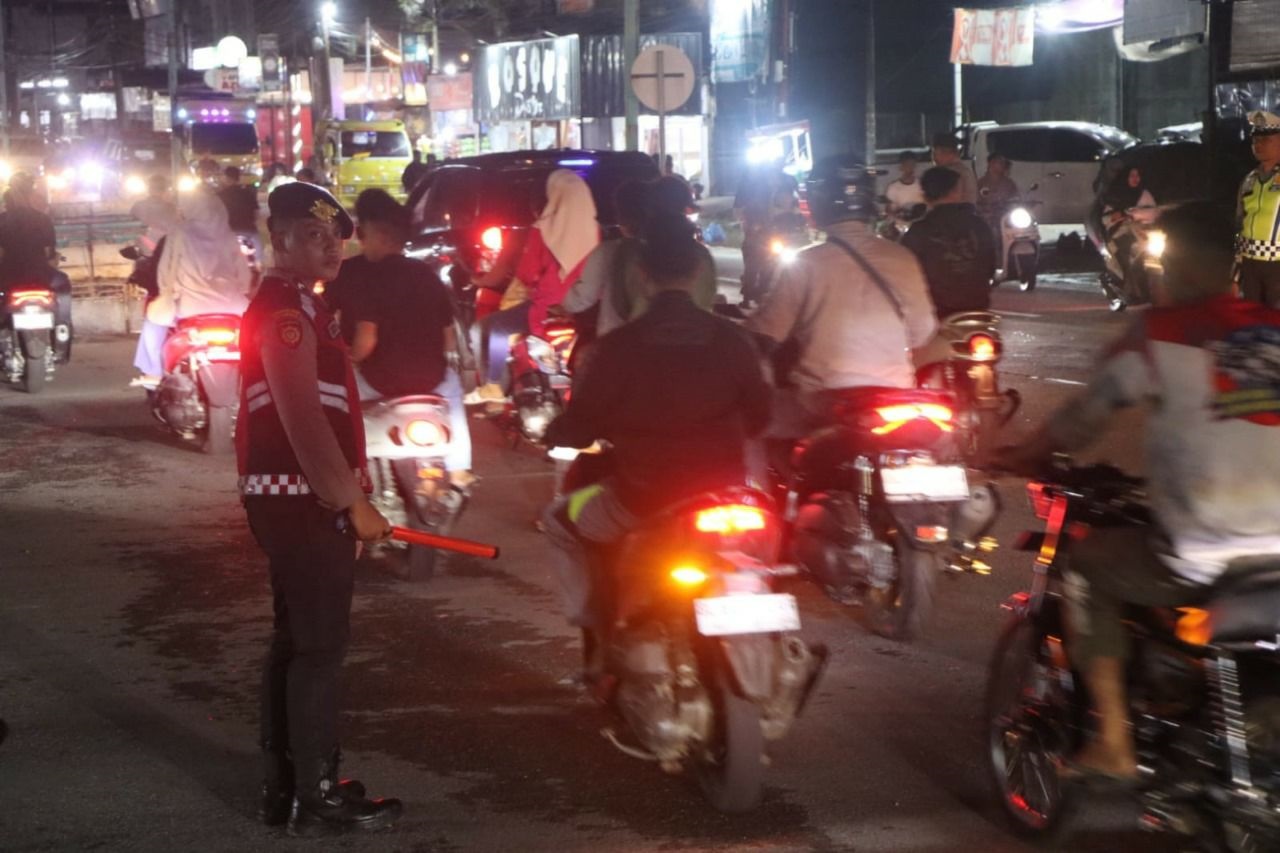 Polisi atur lalu lintas