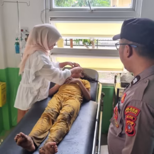 Salah seorang terseret arus mendapatkan perawatan medis