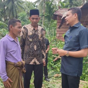 Wabup Aceh Timur berbincang dengan M Jamil korban angin kencang