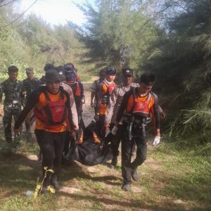 Evakuasi jenazah mahasiswa Medan tenggelam di Pantai Lhoknga