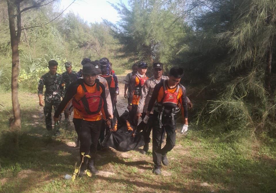 Evakuasi jenazah mahasiswa Medan tenggelam di Pantai Lhoknga