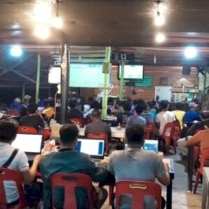 Ilustrasi nobar bola di warkop
