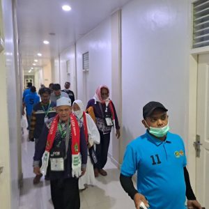 Jemaah haji Kloter 12 dijemput keluarga di Asrama Haji Aceh