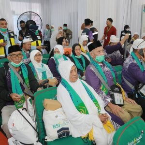Jemaah haji di Aula Jeddah Asrama Haji Embarkasi Aceh