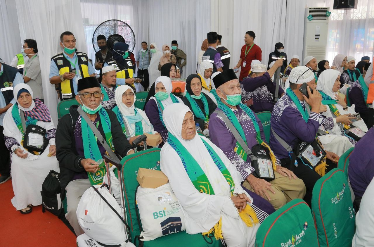 Jemaah haji di Aula Jeddah Asrama Haji Embarkasi Aceh