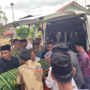 Jenazah almarhumah Ibunda Bupati Al Farlaky sebelum disalatkan