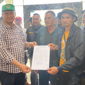 Nelayan menunjukkan surat kesepakatan ganti usaha oleh Pemkab Aceh Tengah