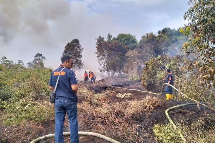 Pemadaman kebakaran lahan di Aceh Barat