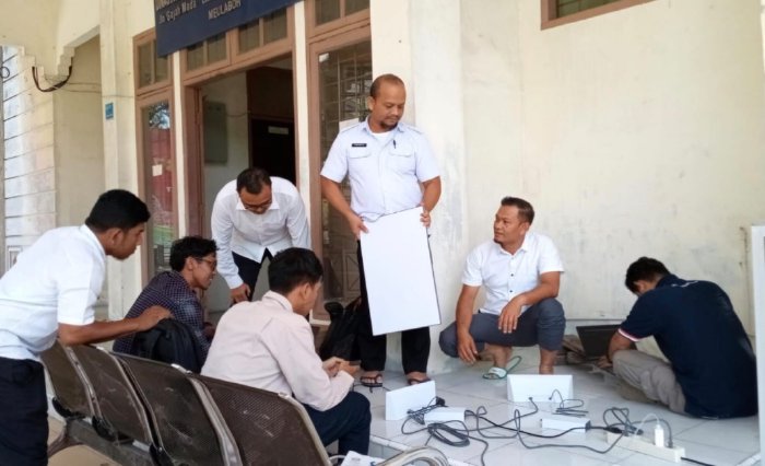 Penyiapan perangkat internet Starlink untuk sekolah sekolah di pedalaman Aceh Barat