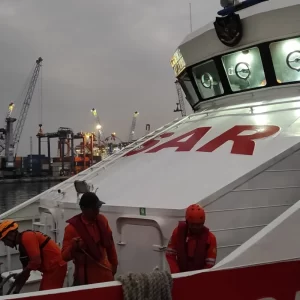 Proses pencarian korban KMP Tunu