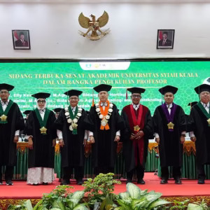 Rektor Marwan dan 6 profesor baru USK