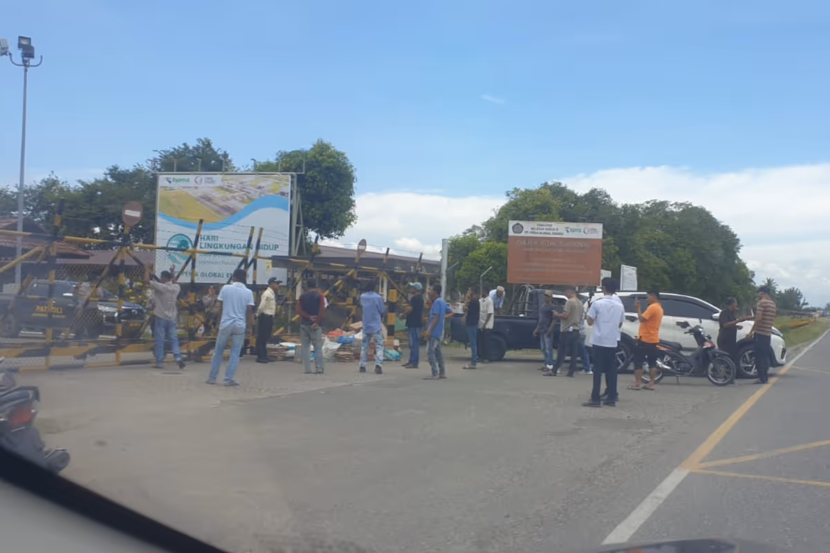 warga kembalikan bantuan PGE (3)