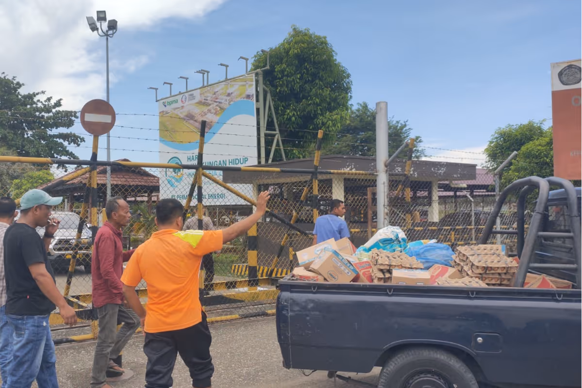 warga kembalikan bantuan PGE (5)