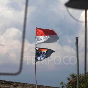 Bendera Jolly Roger bersanding dengan Bendera Merah Putih