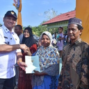 Bupati Armia Pahmi serah sertifikat tanah warga Kuala Peunaga
