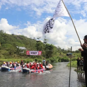 Bupati Haili Yoga melepas peserta fun rafting di Lukup Badak