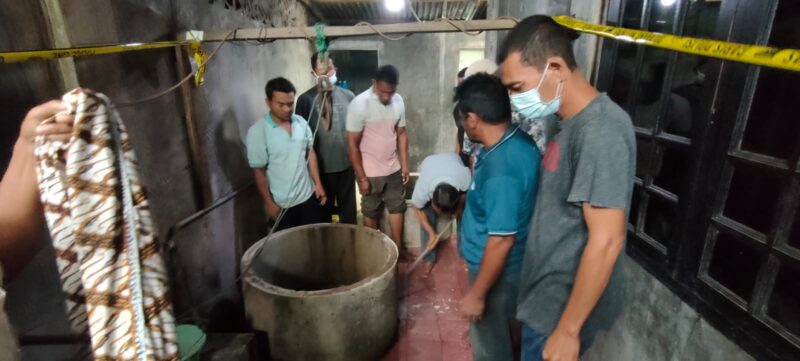 Evakuasi korban dari dalam sumur