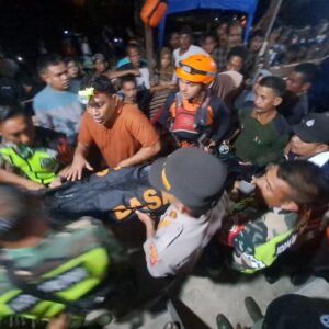 Evakuasi santri korban tenggelam