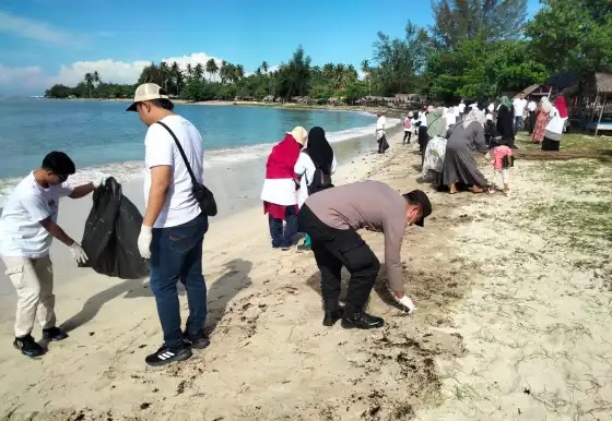 Festival Coastal Clean Up di Pantai Lhok Bubon