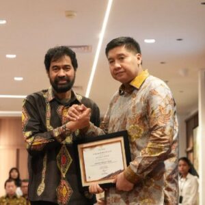 Gubernur Mualem menerima penghargaan untuk Aceh dari Menteri PKP