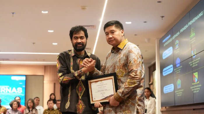 Gubernur Mualem menerima penghargaan untuk Aceh dari Menteri PKP