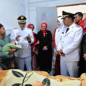 Bupati Haili Yoga menyerahkan sertifikat kelahiran kepada orang tua bayi di RSUD Datu Beru Takengon. Foto: Istimewa