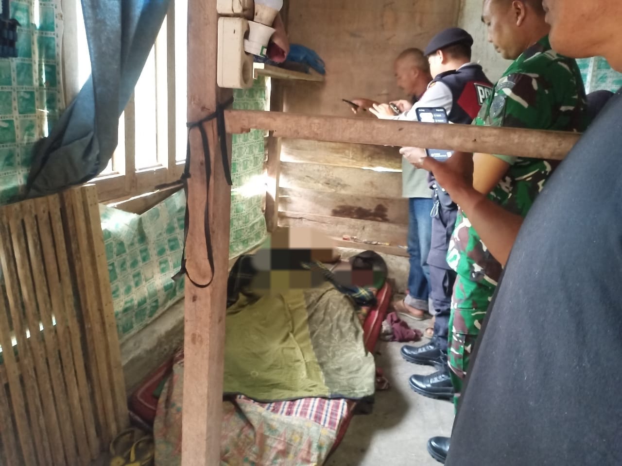 Polisi melakukan olah TKP penemuan mayat petani kopi. Foto: Humas Polres Bener Meriah