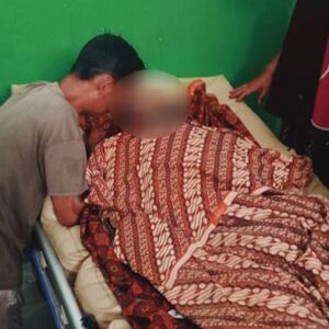 Jasad S saat dibawa ke rumah sakit