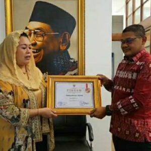 Ketua DPRA Jamalauddin serah piagam tokoh perdamaian untuk Gus Dur