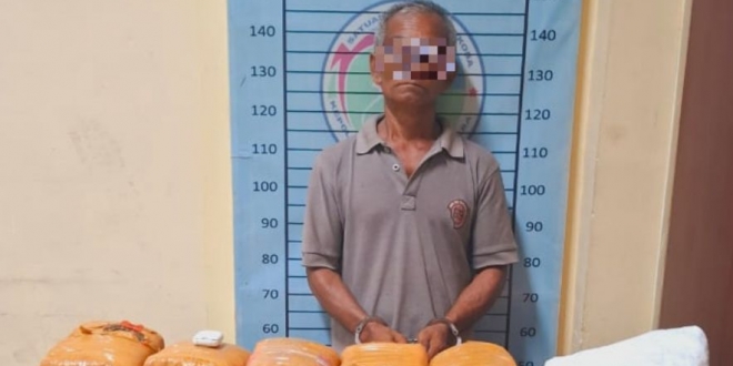M yang ditangkap saat membawa 10 bungkus ganja kering siap edar